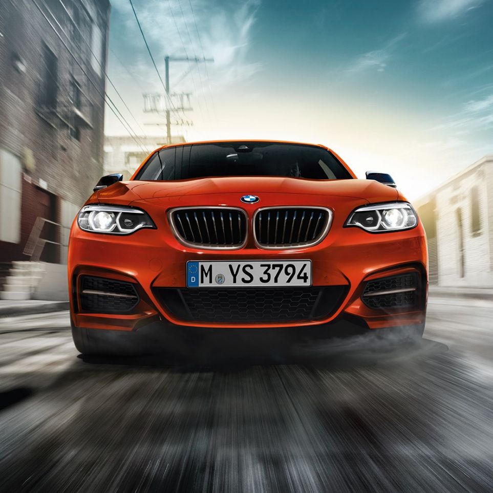Oblika prednjega dela BMW M240i Coupé Oblika prednjega dela BMW M240i Coupé F22 2017, kovinska barva Sunset Orange, pogled od spredaj