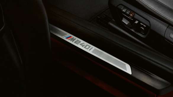 Vstopne letve z oznako M240i v BMW M240i Coupé Vstopne letve z oznako M240i v BMW M240i Coupé F22 2017, kovinska barva Sunset Orange, podroben pogled