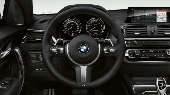Spremenljivo športno krmiljenje BMW M240i Coupé Spremenljivo športno krmiljenje BMW M240i Coupé F22 2017, kovinska barva Sunset Orange, podroben pogled