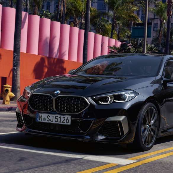 Zunanjost modela BMW M235i xDrive Gran Coupé Zunanjost modela BMW M235i xDrive Gran Coupé 2020 v kovinski barvi Black Sapphire F44, pogled s sprednje strani