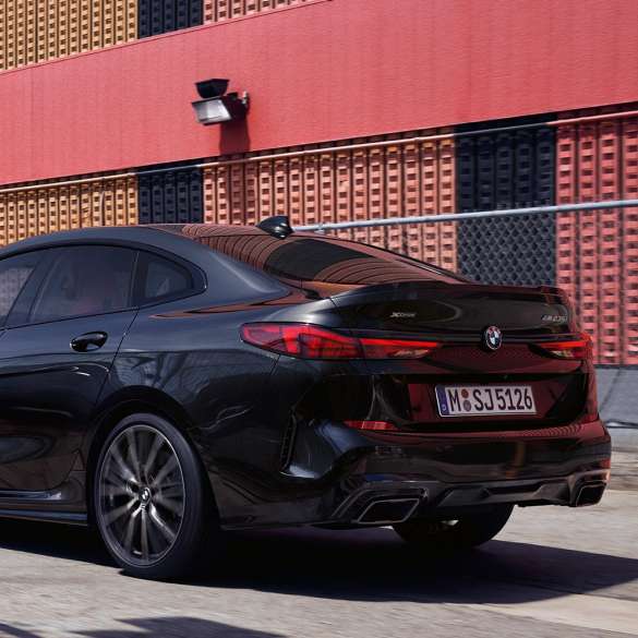 BMW M235i xDrive Gran Coupé, tričetrtinski pogled od zadaj BMW M235i xDrive Gran Coupé 2020 v kovinski barvi Black Sapphire F44, tričetrtinski pogledu od zadaj, zunanjost