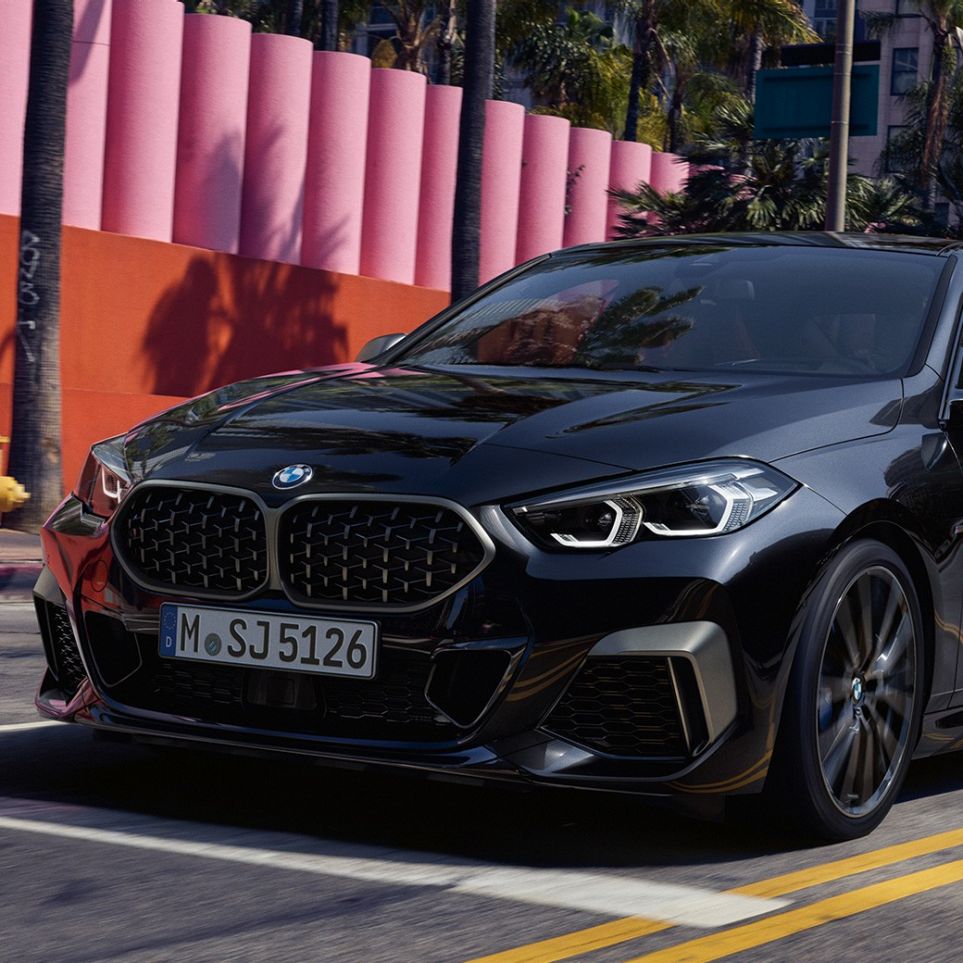 Oblika sprednjega dela BMW M235i xDrive Gran Coupé Oblika sprednjega dela BMW M235i xDrive Gran Coupé 2020 v barvi Black Sapphire F44, tričetrtinski pogled od spredaj