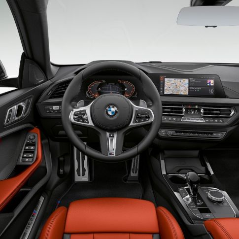Kabina BMW M235i xDrive Gran Coupé Vozniku prilagojena kabina BMW M235i xDrive Gran Coupé 2020 F44, notranjost