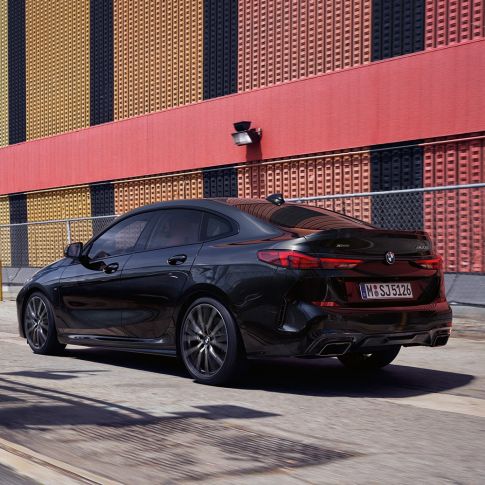 Linija kupeja BMW M235i xDrive Gran Coupé Linija kupeja BMW M235i xDrive Gran Coupé 2020 v kovinski barvi Black Sapphire F44, tričetrtinski pogled od strani