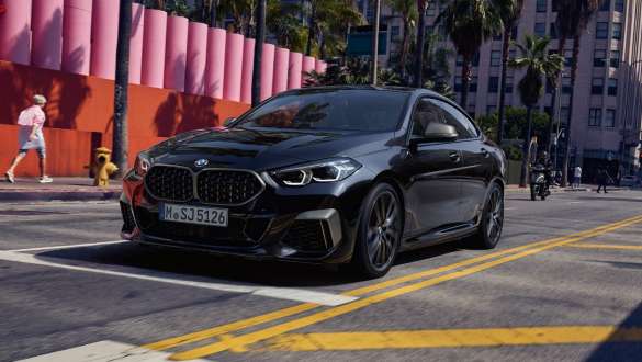 BMW M235i xDrive Gran Coupé z nadzorom zmogljivosti BMW M235i xDrive Gran Coupé z nadzorom zmogljivosti v kovinski barvi Black Sapphire F44, tričetrtinski pogled od spredaj