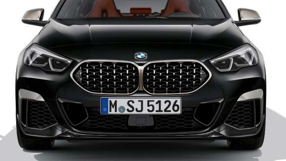 M aerodinamični paket BMW M235i xDrive Gran Coupé, pogled s sprednje strani M aerodinamični paket BMW M235i xDrive Gran Coupé v kovinski barvi Black Sapphire F44, pogled s sprednje strani