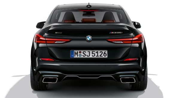 M značilni izpušni sistem BMW M235i xDrive Gran Coupé M značilni izpušni sistem BMW M235i xDrive Gran Coupé v kovinski barvi Black Sapphire F44, pogled z zadnje strani