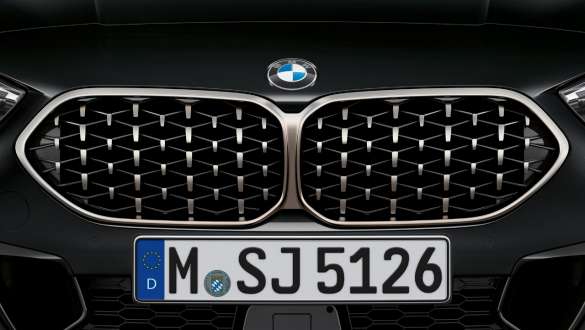 Ledvička BMW mrežaste oblike BMW M235i xDrive Gran Coupé Ledvička BMW mrežaste oblike BMW M235i xDrive Gran Coupé v kovinski barvi Black Sapphire F44, povečava