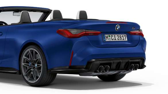 BMW M4 Competition Cabrio z M xDrive, G83, 2021, oblika zadka BMW M4 Competition Cabrio z M xDrive, G83, 2021, lakiranje BMW Individual v kovinski barvi Frozen Portimao Blue, oblika zadka, tričetrtinski pogled od zadaj