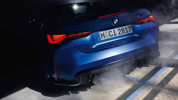 BMW M4 Competition Cabrio z M xDrive, G83, 2021, pogled od blizu na zadek BMW M4 Competition Cabrio z M xDrive, G83, 2021, lakiranje BMW Individual v kovinski barvi Frozen Portimao Blue, pogled od blizu na zadek