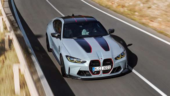 BMW M4 CSL, G82, zmanjšanje mase BMW M4 CSL, G82, lakiranje BMW Individual v kovinski barvi Frozen Brooklyn Grey, pogled iz ptičje perspektive med vožnjo