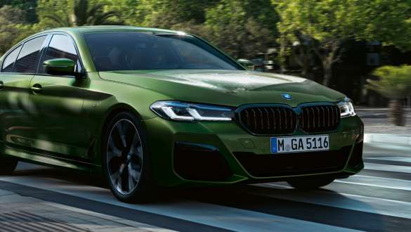 BMW M550i xDrive s prilagodljivim M podvozjem, G30, 2020, tričetrtinski pogled od spredaj med vožnjo BMW M550i xDrive Limuzina s prilagodljivim M podvozjem, G30, LCI, osvežitev 2020, BMW Individual, kovinska barva Verde Ermes, tričetrtinski pogled od spredaj med vožnjo