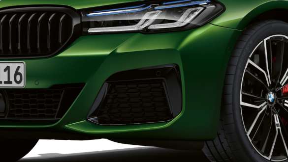 BMW M550i xDrive s paketom M Aerodynamics, G30, 2020 BMW M550i xDrive Limuzina s paketom M Aerodynamics, G30, LCI, osvežitev 2020, BMW Individual, kovinska barva Verde Ermes, bližnji pogled od spredaj