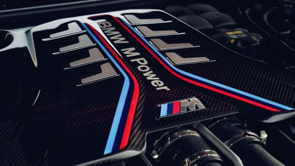 8-valjni bencinski motor BMW M TwinPower Turbo, BMW M5 CS 8-valjni bencinski motor BMW M TwinPower Turbo, BMW M5 CS, F90, 2021, pogled od blizu na prekrivalo motorja