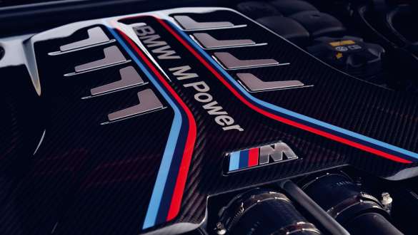 8-valjni bencinski motor BMW M TwinPower Turbo, BMW M5 Competition, F90, 2020 8-valjni bencinski motor BMW M TwinPower Turbo, BMW M5 Competition, F90, LCI, osvežitev 2020, pogled od blizu na prekrivalo motorja