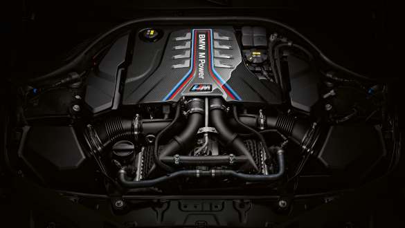 BMW M8 Competition Cabrio, F91, LCI, 2022, 8-valjni bencinski motor M TwinPower Turbo BMW M8 Competition Cabrio, F91, LCI, osvežitev 2022, pogled od blizu na 8-valjni bencinski motor M TwinPower Turbo