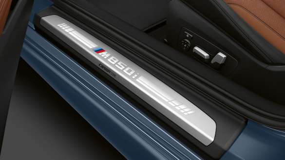 Vstopna letev z napisom M850i. Vstopna letev v BMW M850i xDrive Coupé z napisom M850i.