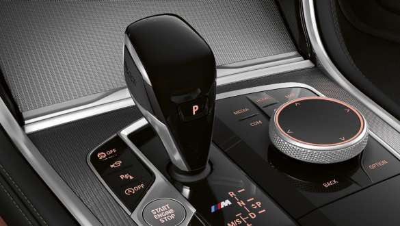 Steklena prevleka CraftedClarity. BMW M850i xDrive, notranjost, posnetek podrobnosti prestavne ročice s stekleno prevleko »CraftedClarity«.