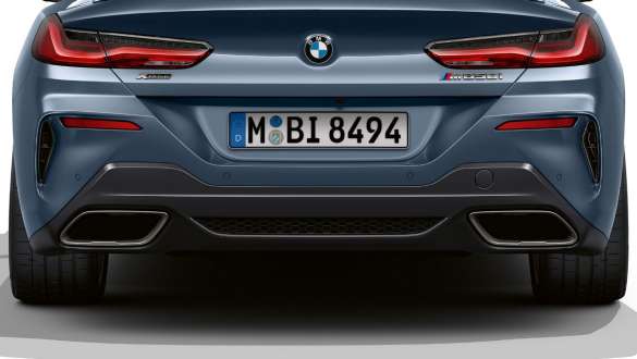 Izpušni cevi levo in desno. BMW M850i xDrive Coupé z izpušnima cevema levo in desno.