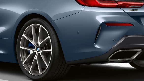 Integralno aktivno krmiljenje. BMW M850i xDrive Coupé z integralnim aktivnim krmiljenjem.