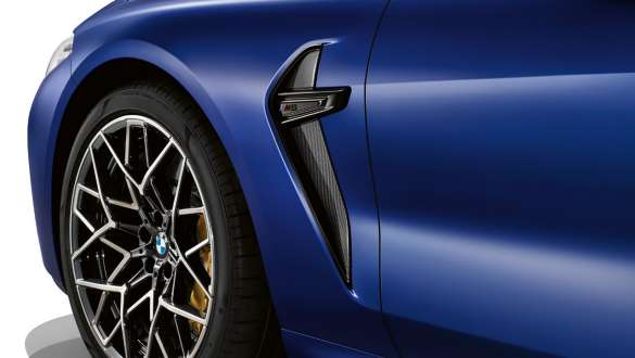 M specifična bočna maska v barvi Carbon. BMW M8 Competition Coupé z M bočnimi maskami v barvi Carbon.