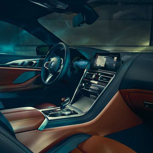 BMW M850i xDrive Coupé, kabina. BMW M850i xDrive Coupé, kabina z BMW Live Cockpit Professional in usnjenim volanom M.