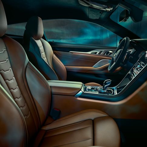BMW M850i xDrive Coupé, notranjost. BMW M850i xDrive Coupé, notranjost z večfunkcijskimi sedeži s prevlekami BMW Individual z večjim deležem usnja »Merino« v barvi Tartufo/Black.