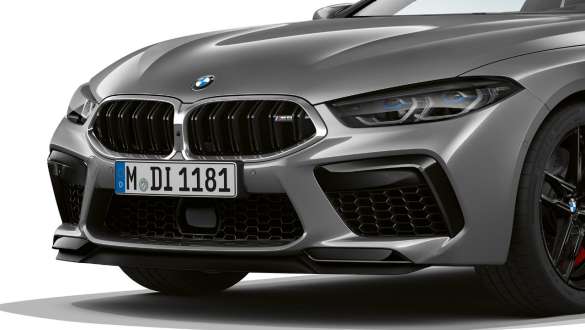BMW M8 Coupé, F92, LCI, osvežitev 2022, M ledvička v kromu visokega sijaja BMW M8 Coupé, F92, LCI, osvežitev 2022, kovinska barva Skyscraper Grey, pogled od blizu, tričetrtinski pogled od spredaj, M ledvička v kromu visokega sijaja