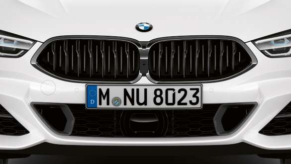 M aerodinamični paket BMW M850i xDrive Gran Coupé M aerodinamični paket BMW M850i xDrive Gran Coupé G16 2019 v kovinski barvi BMW Individual Mineral White, sprednji pogled