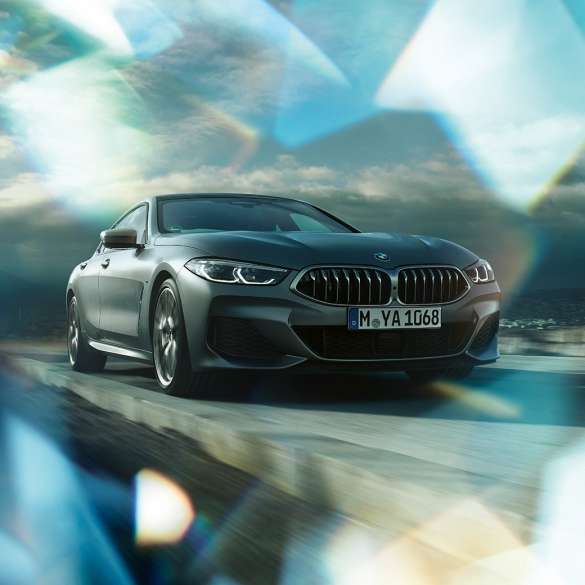 BMW M850i xDrive Gran Coupé, tričetrtinski pogled od spredaj BMW M850i xDrive Gran Coupé G16 2019 v kovinski barvi BMW Individual Frozen Bluestone, tričetrtinski sprednji pogled