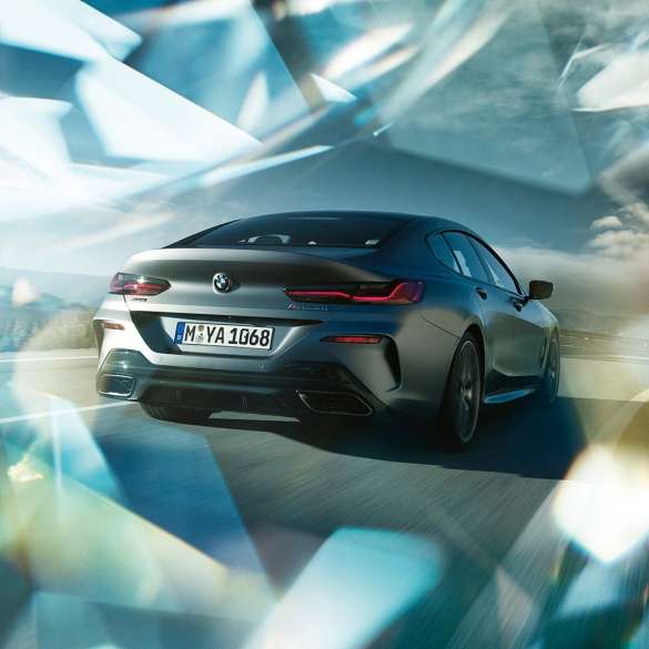 BMW M850i xDrive Gran Coupé, tričetrtinski pogled od zadaj BMW M850i xDrive Gran Coupé G16 2019 v kovinski barvi BMW Individual Frozen Bluestone, tričetrtinski zadnji pogled