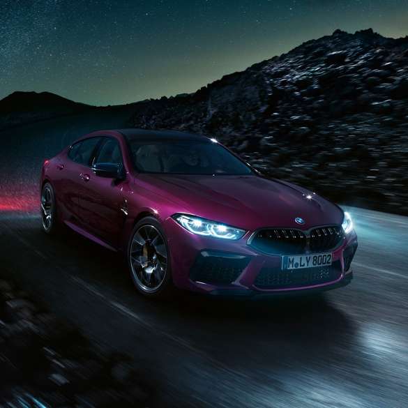 BMW M8 Competition Gran Coupé, tričetrtinski pogled od spredaj BMW M8 Competition Gran Coupé F93 2020 v kovinski barvi BMW Individual Ametrine, tričetrtinski sprednji pogled