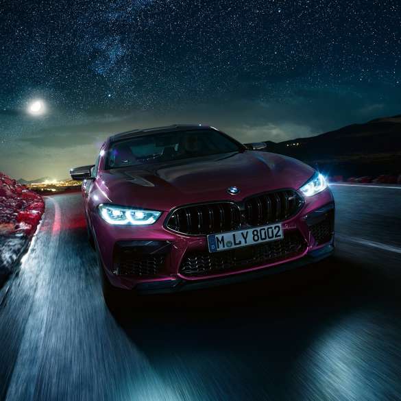 BMW M8 Competition Gran Coupé, od spredaj med vožnjo BMW M8 Competition Gran Coupé F93 2020 v kovinski barvi BMW Individual Ametrine, od spredaj med vožnjo
