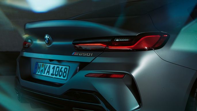 BMW M850i xDrive Gran Coupé, povečava zadnjega dela BMW M850i xDrive Gran Coupé G16 2019 v kovinski barvi BMW Individual Frozen Bluestone, bližnji posnetek zadnjega dela