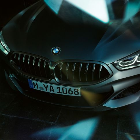 Ledvička BMW M850i xDrive Gran Coupé Ledvička BMW M850i xDrive Gran Coupé G16 2019 v kovinski barvi BMW Individual Frozen Bluestone, bližnji posnetek sprednjega dela