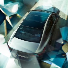 Panoramska steklena streha BMW M850i xDrive Gran Coupé Panoramska steklena streha BMW M850i xDrive Gran Coupé G16 2019 v kovinski barvi BMW Individual Frozen Bluestone, iz ptičje perspektive