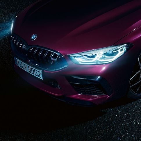 BMW M8 Competition Gran Coupé, povečava spredaj bočno BMW M8 Competition Gran Coupé z lasersko lučjo BMW F93 2020 v kovinski barvi BMW Individual Ametrine, povečava spredaj bočno