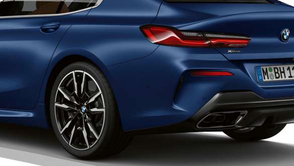 Novi BMW M850i xDrive Gran Coupé, F93, LCI, osvežitev 2022, diferencial M Sport Novi BMW M850i xDrive Gran Coupé, F93, LCI, osvežitev 2022, lakiranje BMW Individual v kovinski barvi Frozen Tanzanite Blue, tričetrtinski pogled od zadaj, diferencial M Sport