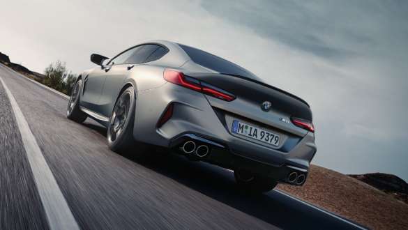 BMW M8 Gran Coupé, F93, LCI, osvežitev 2022, prilagodljivo M podvozje BMW M8 Gran Coupé, F93, LCI, osvežitev 2022, lakiranje BMW Individual v kovinski barvi Frozen Pure Grey, M posebno podvozje, tričetrtinski pogled od zadaj med vožnjo, posnetek pod nizkim kotom