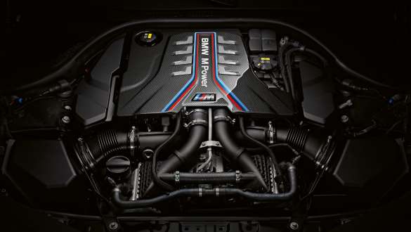 BMW M8 Gran Coupé, F93, LCI, 2022, 8-valjni bencinski motor M TwinPower Turbo BMW M8 Gran Coupé, F93, LCI, osvežitev 2022, pogled od blizu na 8-valjni bencinski motor M TwinPower Turbo