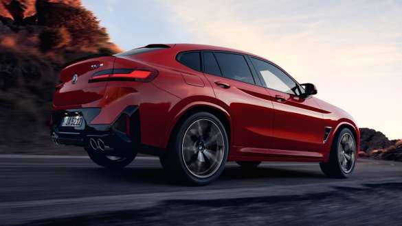 BMW X4 M, F98, LCI, osvežitev 2021, M xDrive BMW X4 M, F98, LCI, osvežitev 2021, M xDrive, tričetrtinski pogled od zadaj med vožnjo po cesti