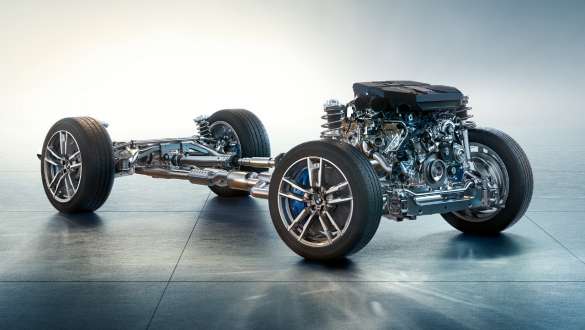 BMW X4 M, F98, LCI, osvežitev 2021, M posebno podvozje BMW X4 M, F98, LCI, osvežitev 2021, kovinska barva Toronto Red, M posebno podvozje, pogled od spredaj med vožnjo skozi ovinek
