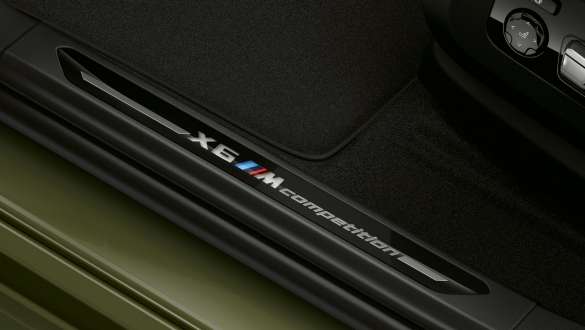 BMW X6 M Competition, F96, vstopne letve z napisom "X6 M Competition" BMW X6 M Competition, F96, 2020, SUV, vstopne letve z napisom "X6 M Competition", pogled od blizu