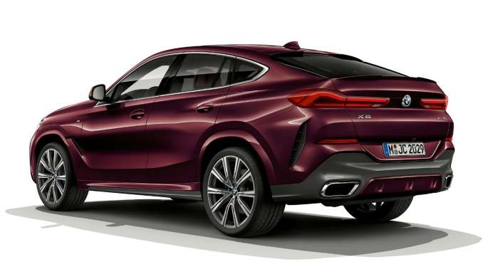 BMW X6 z BMW Individual, zadek. BMW X6 z BMW Individual v tričetrtinskem pogledu od zadaj.