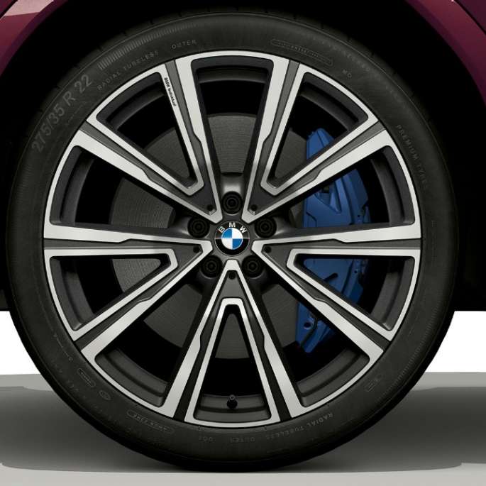 BMW X6 z BMW Individual, platišče iz lahke zlitine. BMW X6 z BMW Individual s poudarkom na platišču iz lahke zlitine.