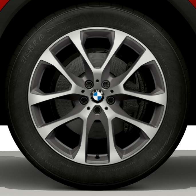 BMW X6 z BMW xLine, platišče iz lahke zlitine. BMW X6 z BMW xLine s poudarkom na platišču iz lahke zlitine.
