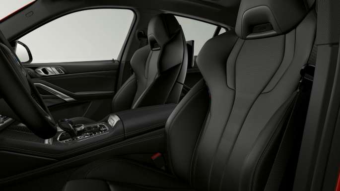 BMW X6 z BMW xLine, oblazinjenje. BMW X6 z BMW xLine, notranjost s poudarkom na oblazinjenju.