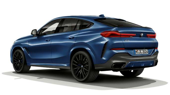BMW X6 s paketom M Sport, zadek. BMW X6 s paketom M Sport v tričetrtinskem pogledu od zadaj.