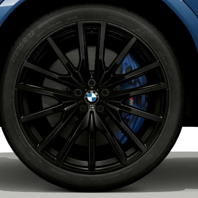BMW X6 s paketom M Sport, platišče iz lahke zlitine. BMW X6 s paketom M Sport s poudarkom na platišču iz lahke zlitine.