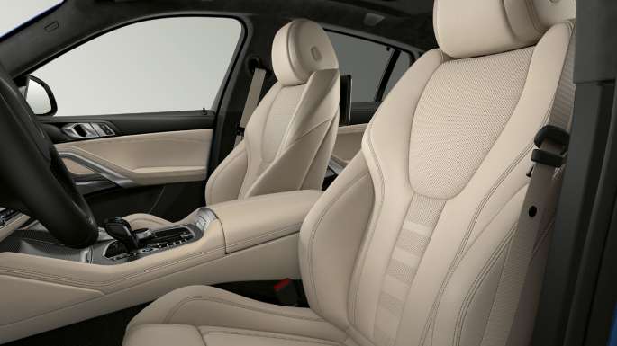 BMW X6 s paketom M Sport, oblazinjenje. BMW X6 s paketom M Sport, notranjost s poudarkom na oblazinjenju.